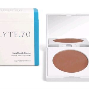 Flyte.70 HazyCheek Crème blush in the shade Look of Love